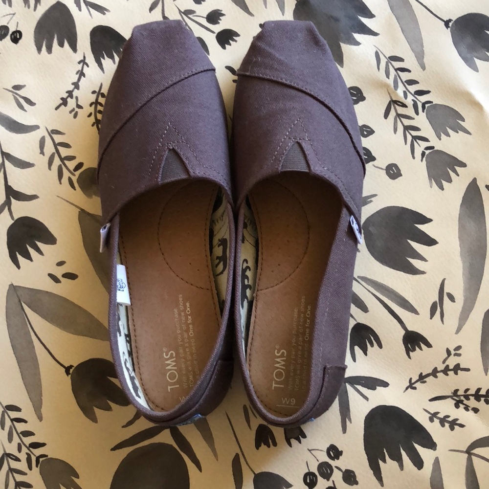 TOMS dark grey size 9